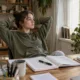 Une adolescente fait une pause devant ses cahiers ouverts.