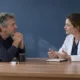 Un homme échange avec une professionnelle de santé dans un espace de consultation.