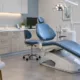 Un fauteuil dentaire et une lampe d’examen dans un cabinet lumineux.