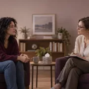 Une femme échange avec une professionnelle dans un espace calme.