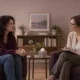 Une femme échange avec une professionnelle dans un espace calme.