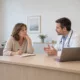 Une patiente échange avec un médecin, un carnet de questions ouvert devant elle.